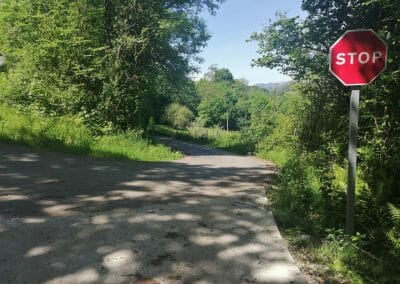 cruce pista de castro con carretera asfaltada