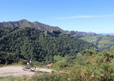 Descent by track to Demués
