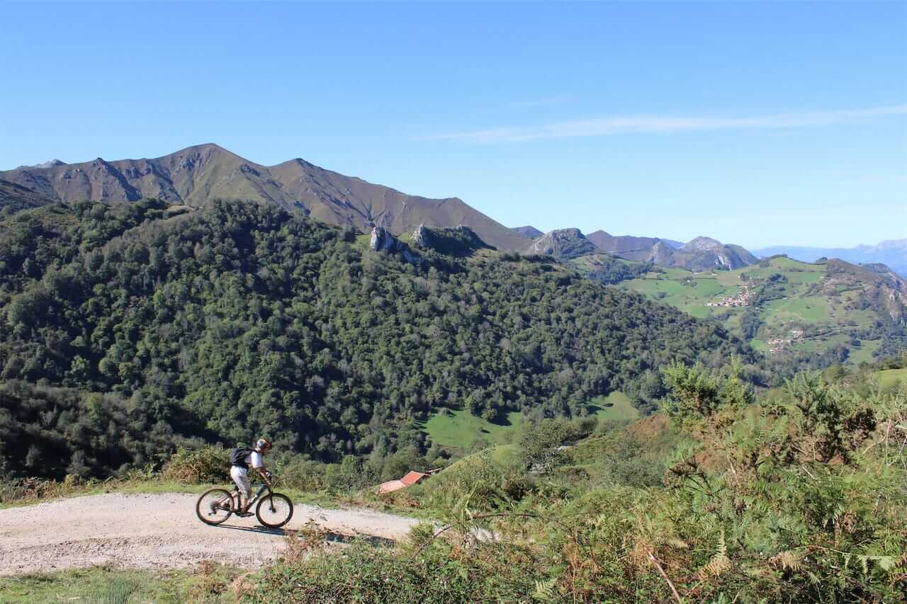 Descent by track to Demués Descent by track to Demués