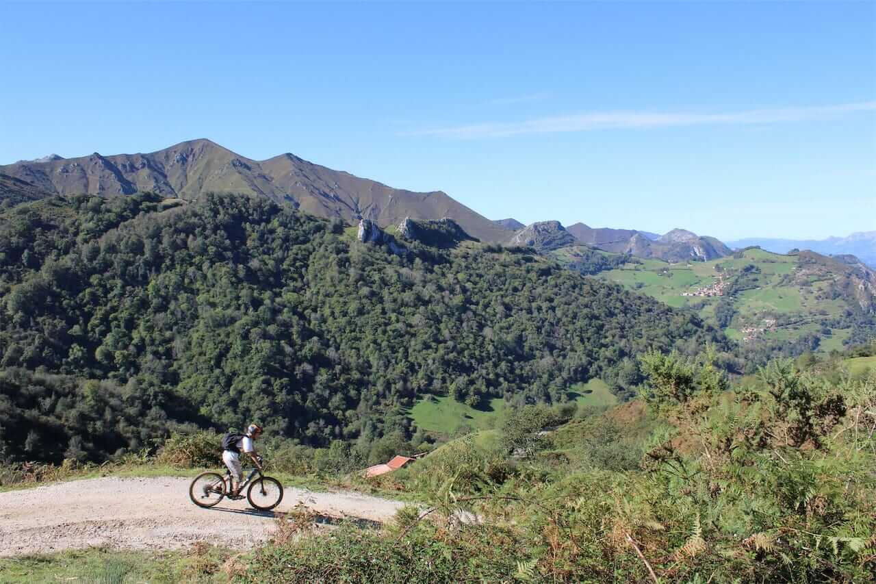 Bajada por pista a Demués