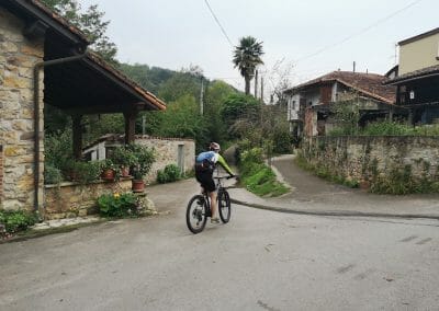 Ciclista pasando por Sirviella