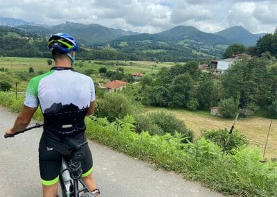 Cyclist in Collado Llagemendis