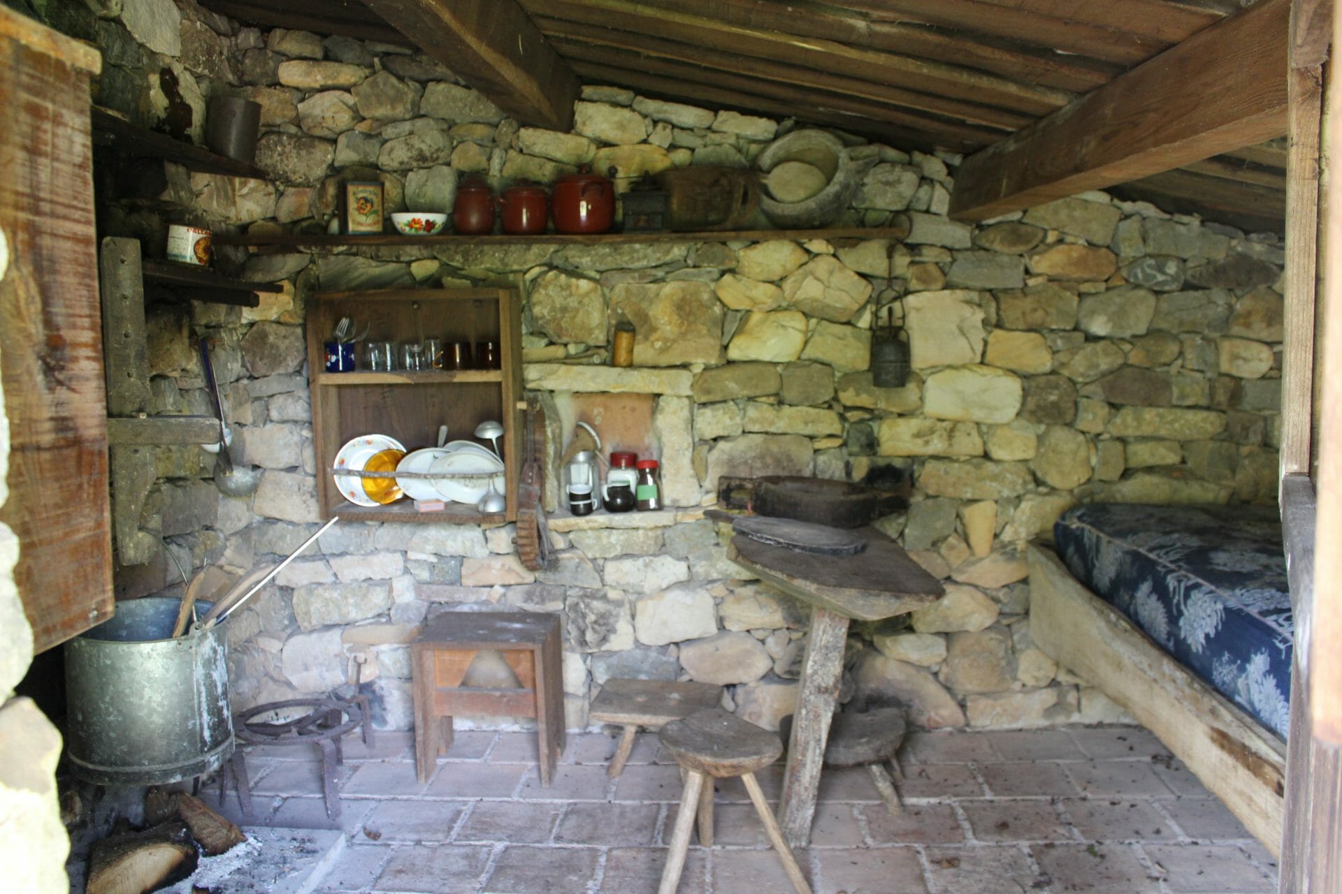 Interior de cabaña de pastor de los Picos de Europa