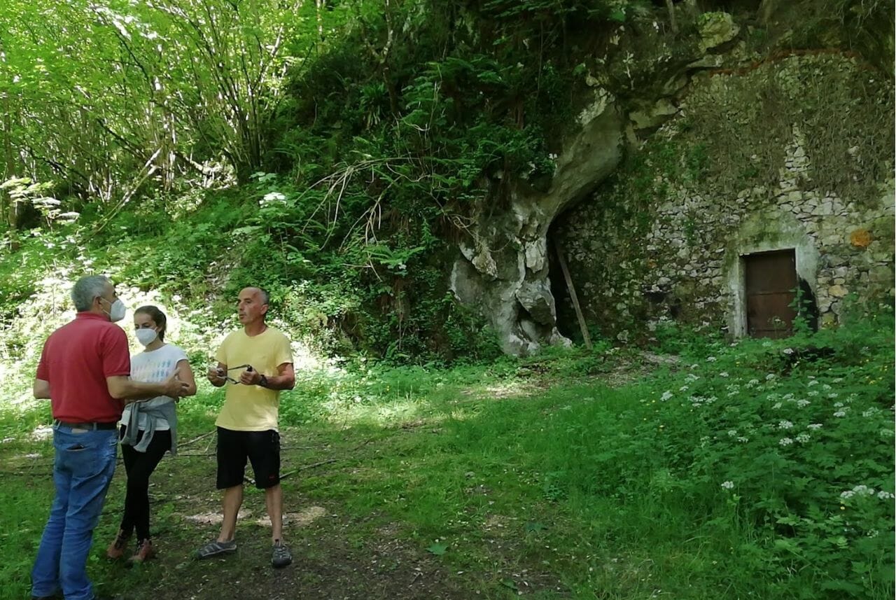 3 tourists at the entrance of Quiliama Cave