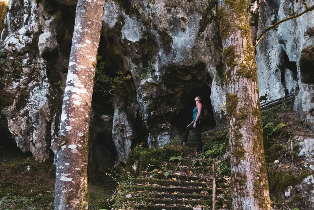 Turista al final de unas escaleras mirando talud karstico