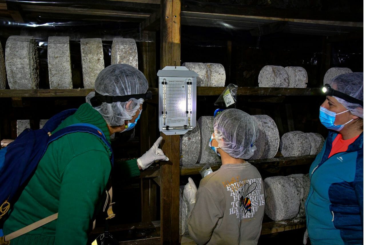 3 turistas a la entrada de Cueva Quiliama