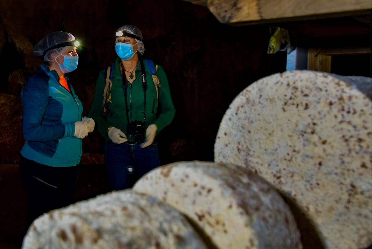 3 turistas a la entrada de Cueva Quiliama