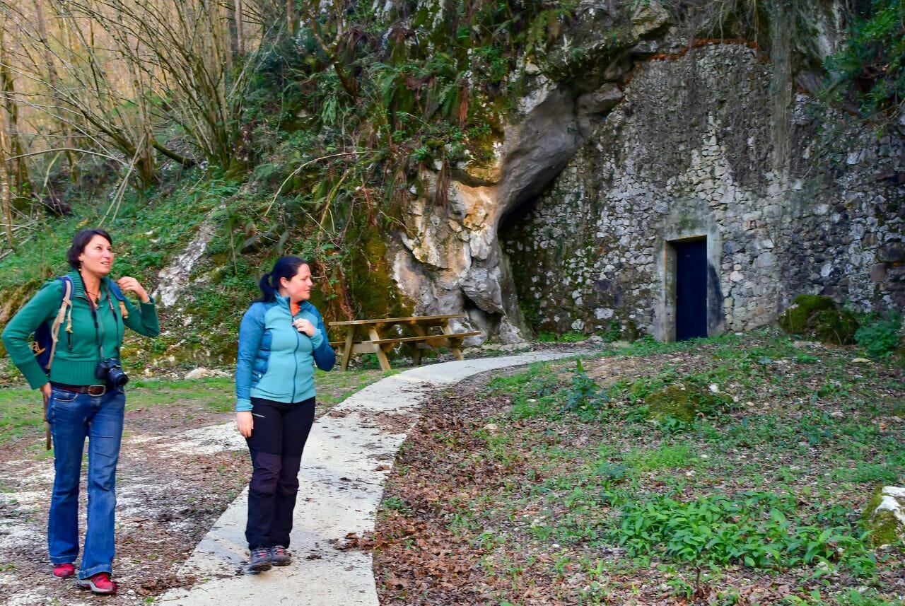 Gamoneu cheese ripening in a natural cave