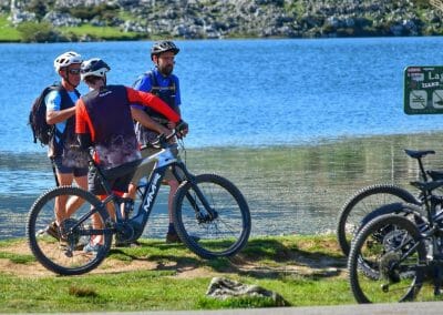 Ciclistas en el Lago Enol