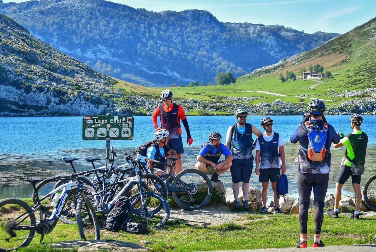 Ciclistas en el Lago Enol