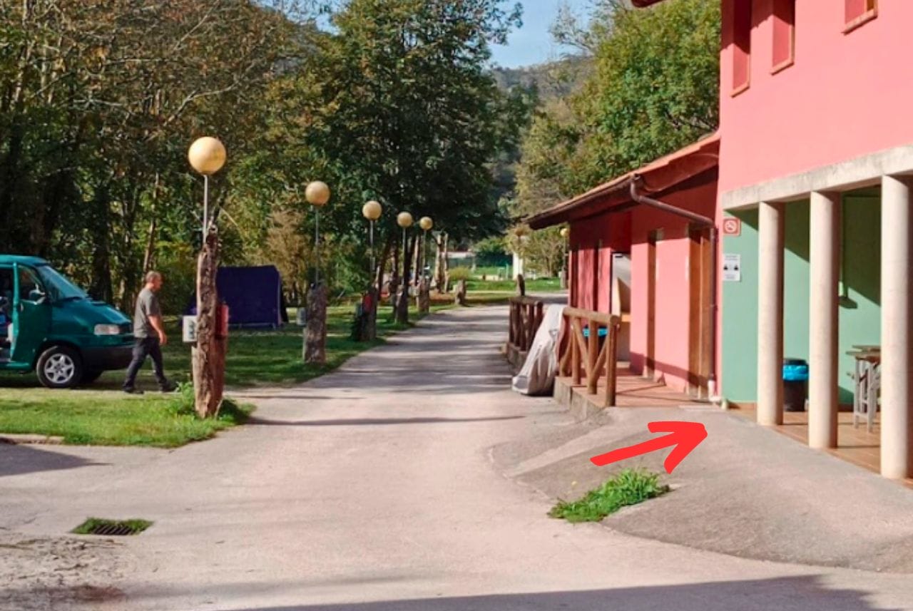 Rampa asfaltada comedor zonas comunes Camping Picos de Europa