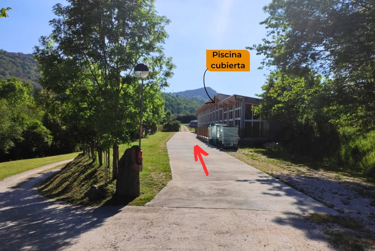 Acceso a cota cero a piscina cubierta del Camping Picos de Europa