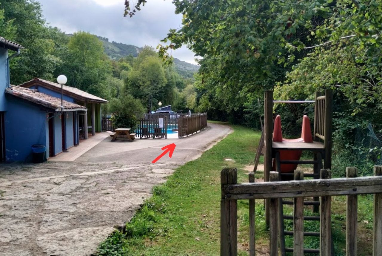 Acceso asfaltado a cota cero a piscina exterior del Camping Picos de Europa