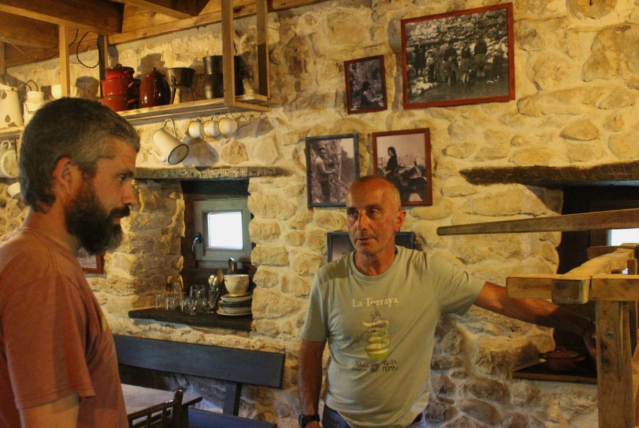 3 tourists at the entrance of Quiliama Cave