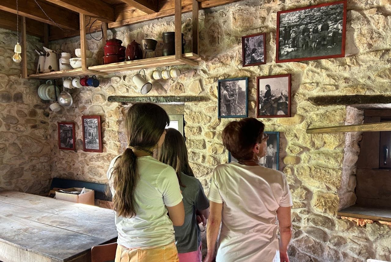 3 tourists at the entrance of Quiliama Cave