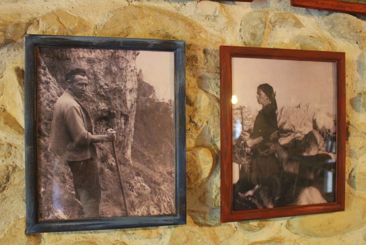 3 tourists at the entrance of Quiliama Cave