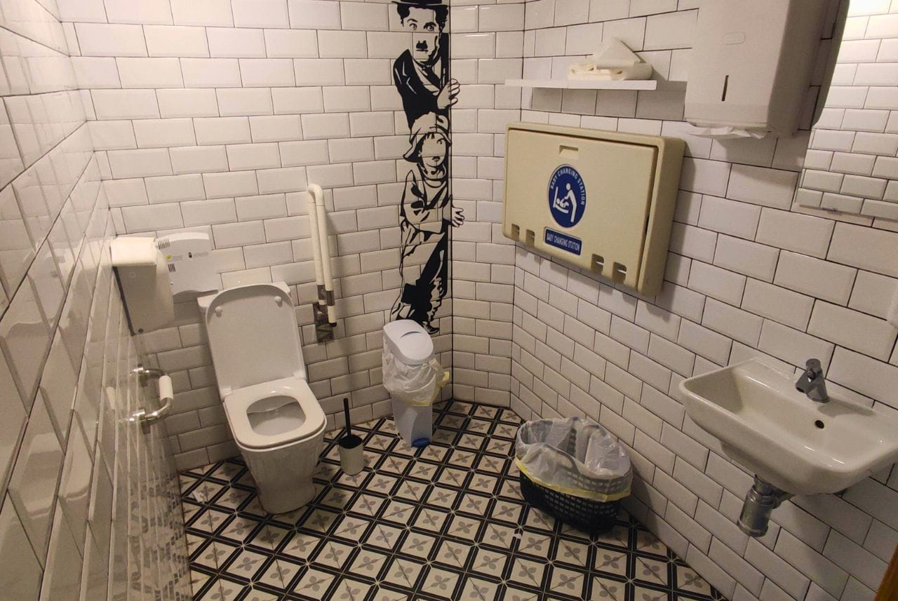 Baño adaptado para PMR en la Sidrería Moreno en Benia de Onís