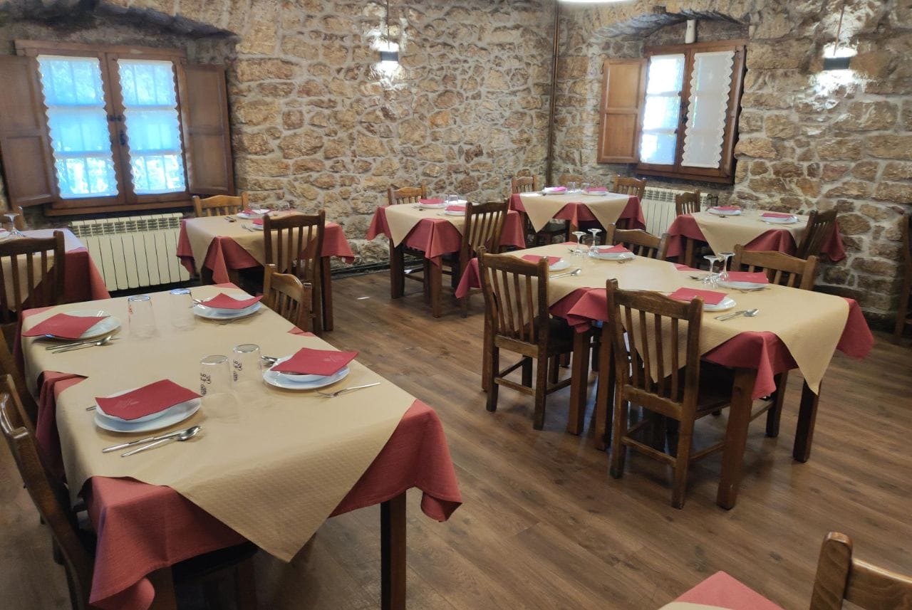 Comedor interior de la Sidrería Morán en Benia de Onís