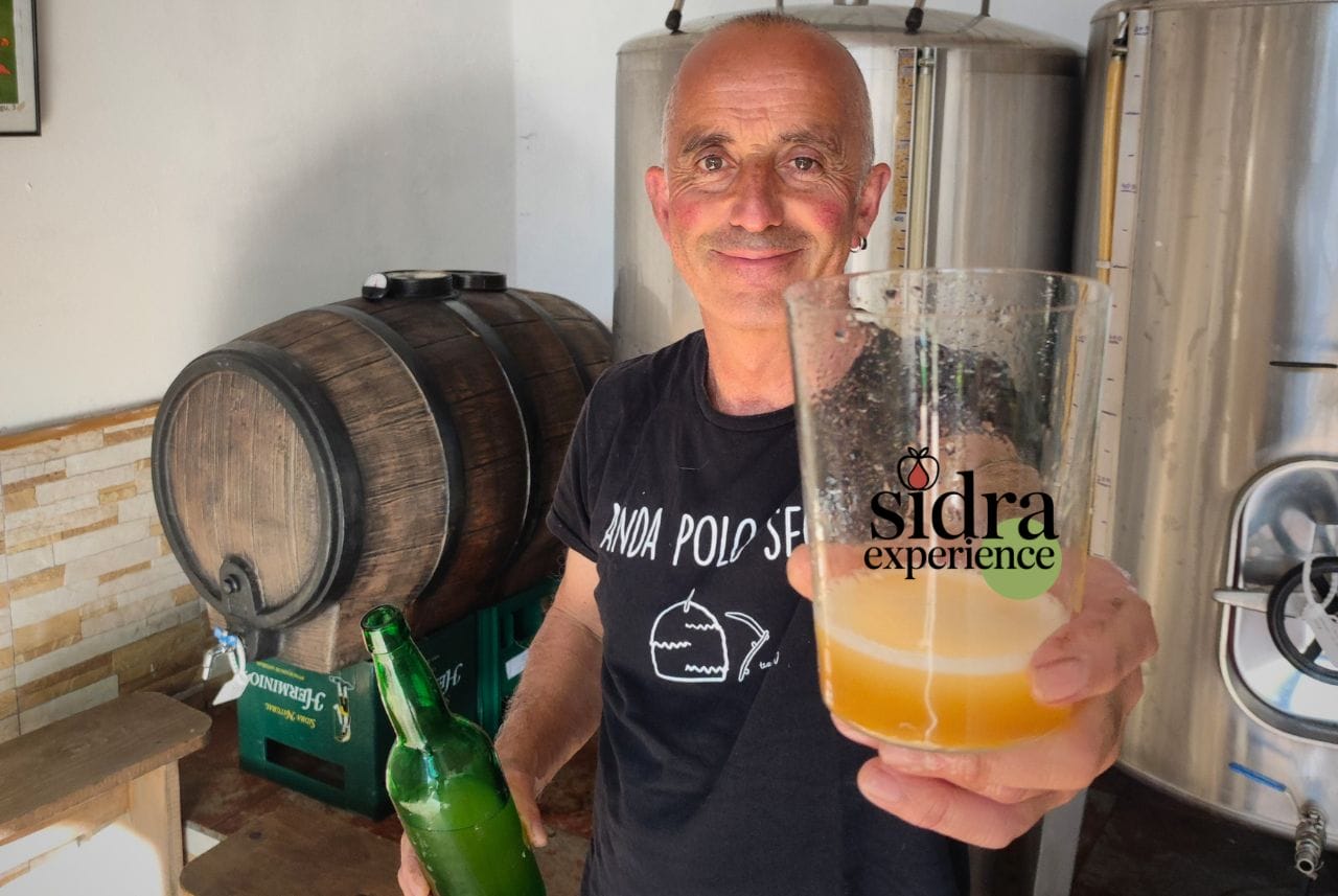 mano escanciando sidra